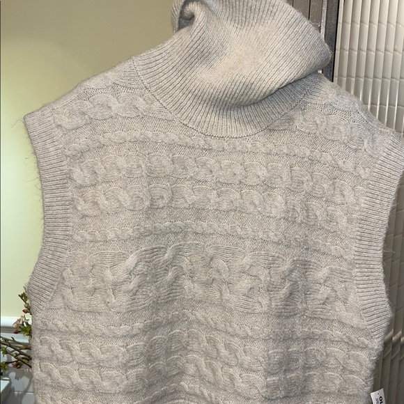 Old Navy Sleeveless Cropped Cozy Plush-Yarn Cable-Knit Turtleneck Sweater- NEW - Picture 6 of 8